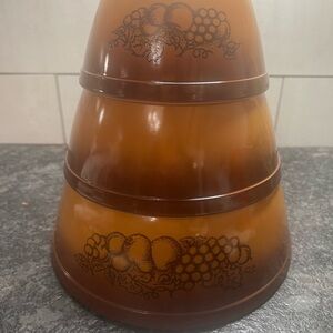 Old Orchard Pyrex Mixing Bowl set. In excellent condition.